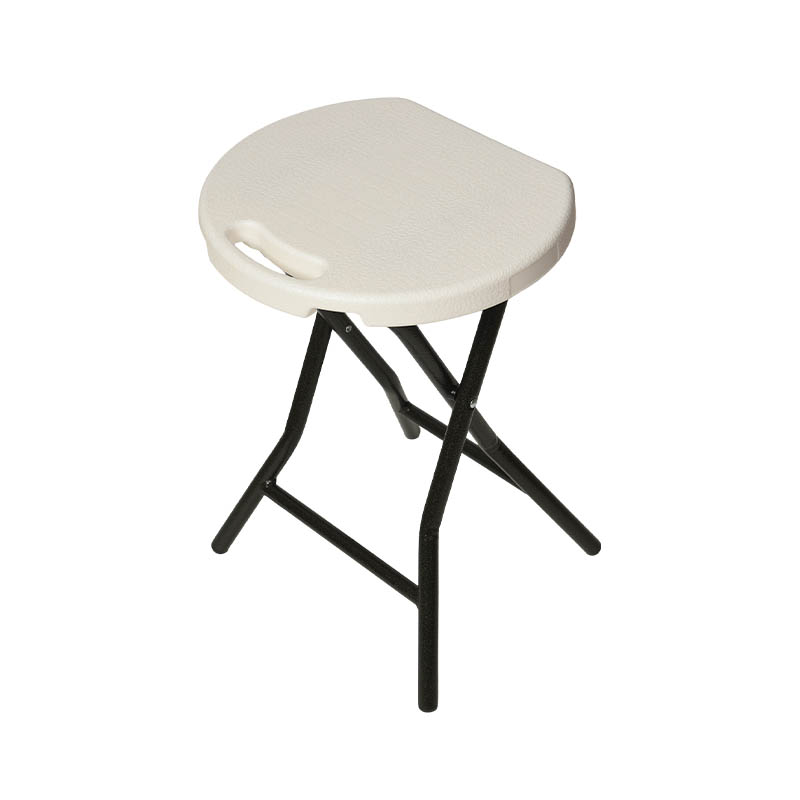 How does a folding chair solve the space challenges of family gatherings and outdoor picnics with its flexible storage and adaptability to various scenarios?